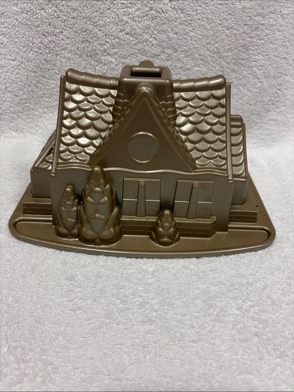 Nordic Ware Gingerbread House Cake Pan Bundt Gold Mold 9 Cup